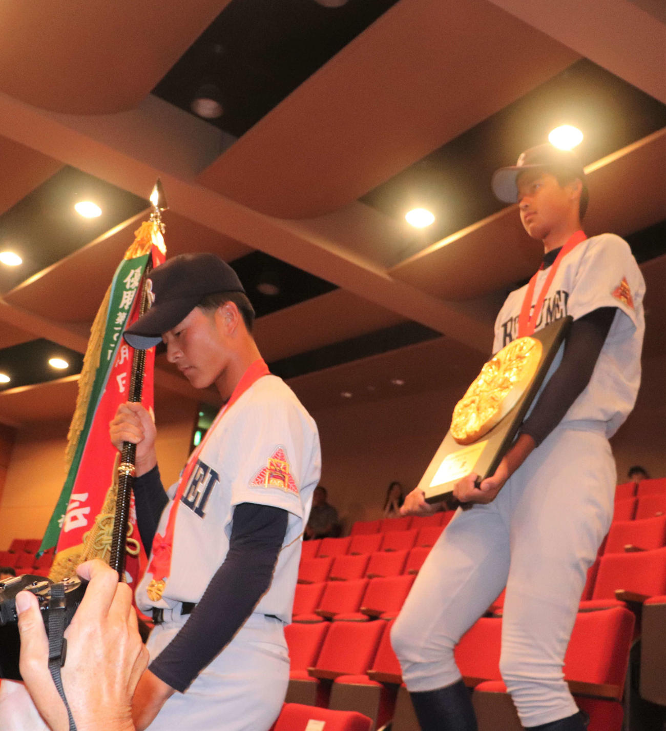 写真左から壮行会に入場する塚本遵平主将（3年）と十川奨己投手（2年）（撮影・中島麗）