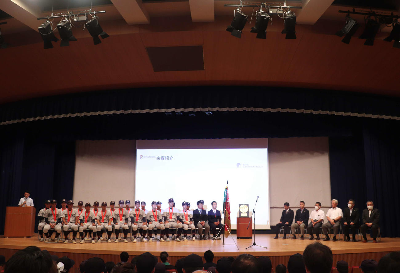 壮行会に出席した、立命館宇治ナインと里井祥吾監督（40）ら（撮影・中島麗）