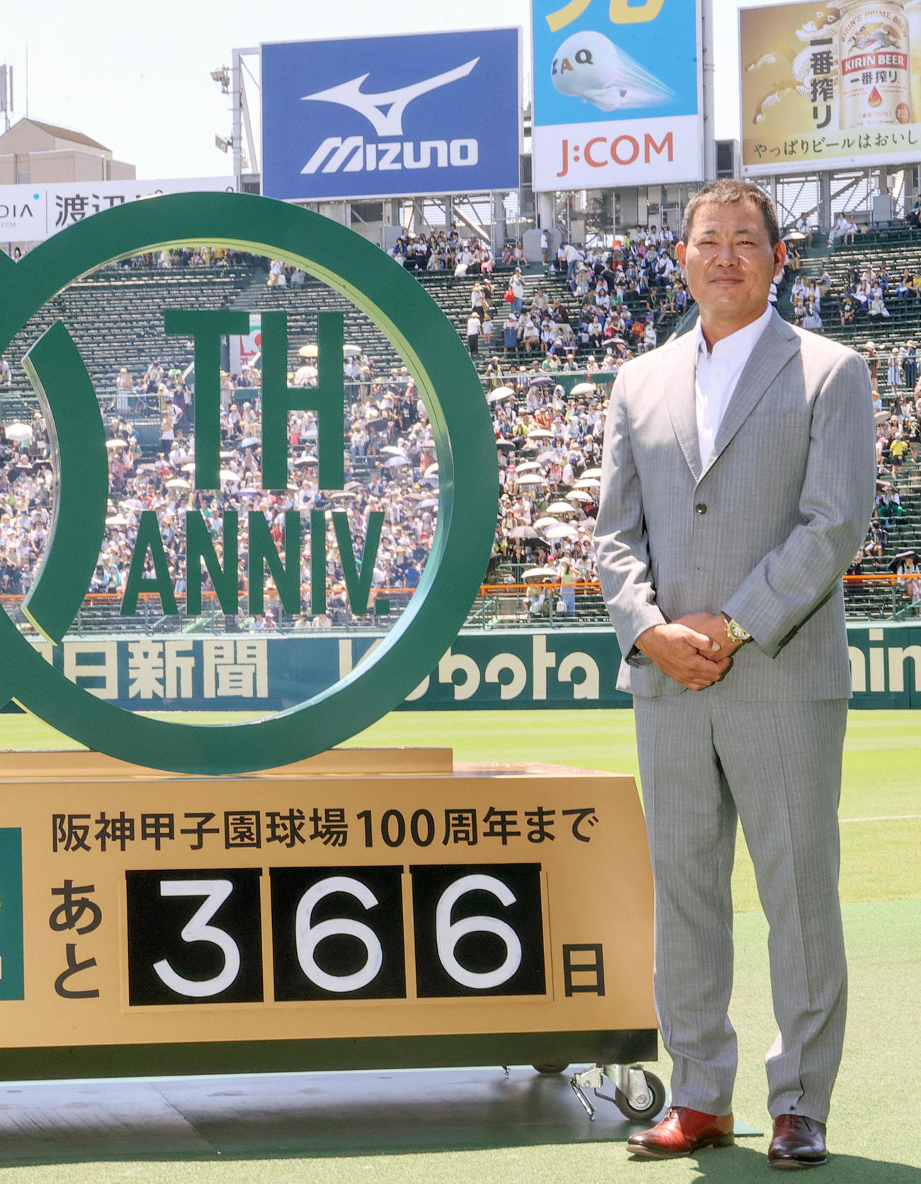 阪神甲子園球場開場100周年のカウントダウンボードを披露し記念撮影に収まる福留氏（撮影・上山淳一）