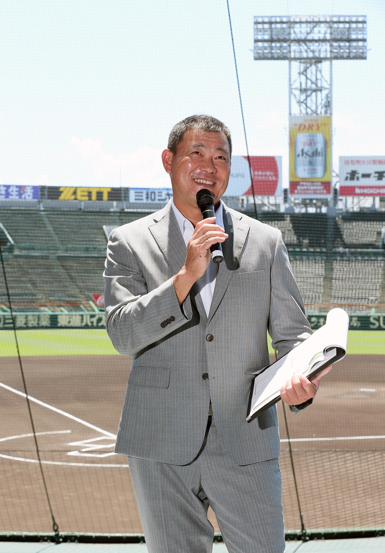 阪神甲子園球場開場100周年のカウントダウンイベントでトークショーする福留氏（撮影・上山淳一）