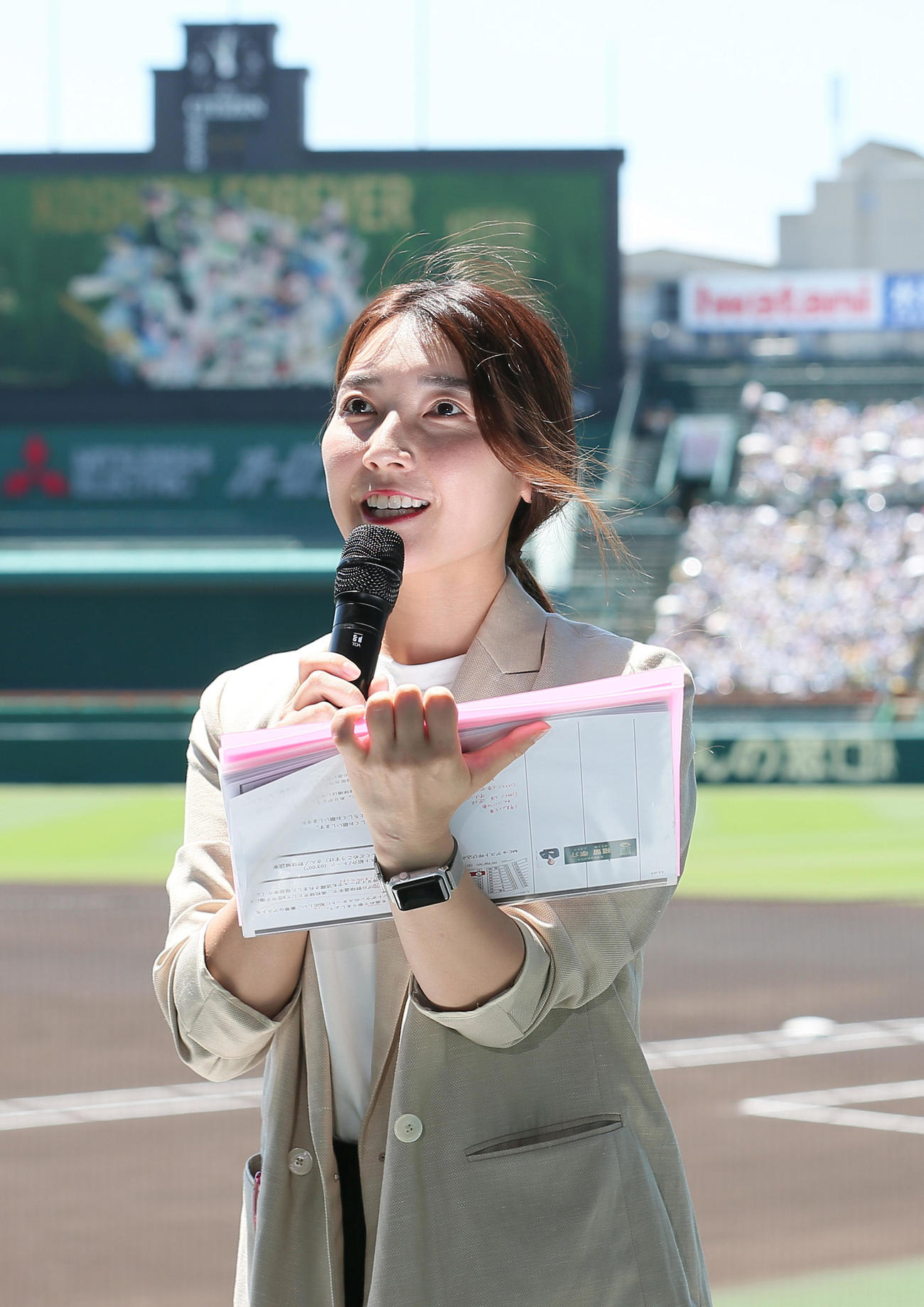 阪神甲子園球場開場100周年のカウントダウンイベントを進行するフリーアナウンサーの市川いずみ氏（撮影・上山淳一）