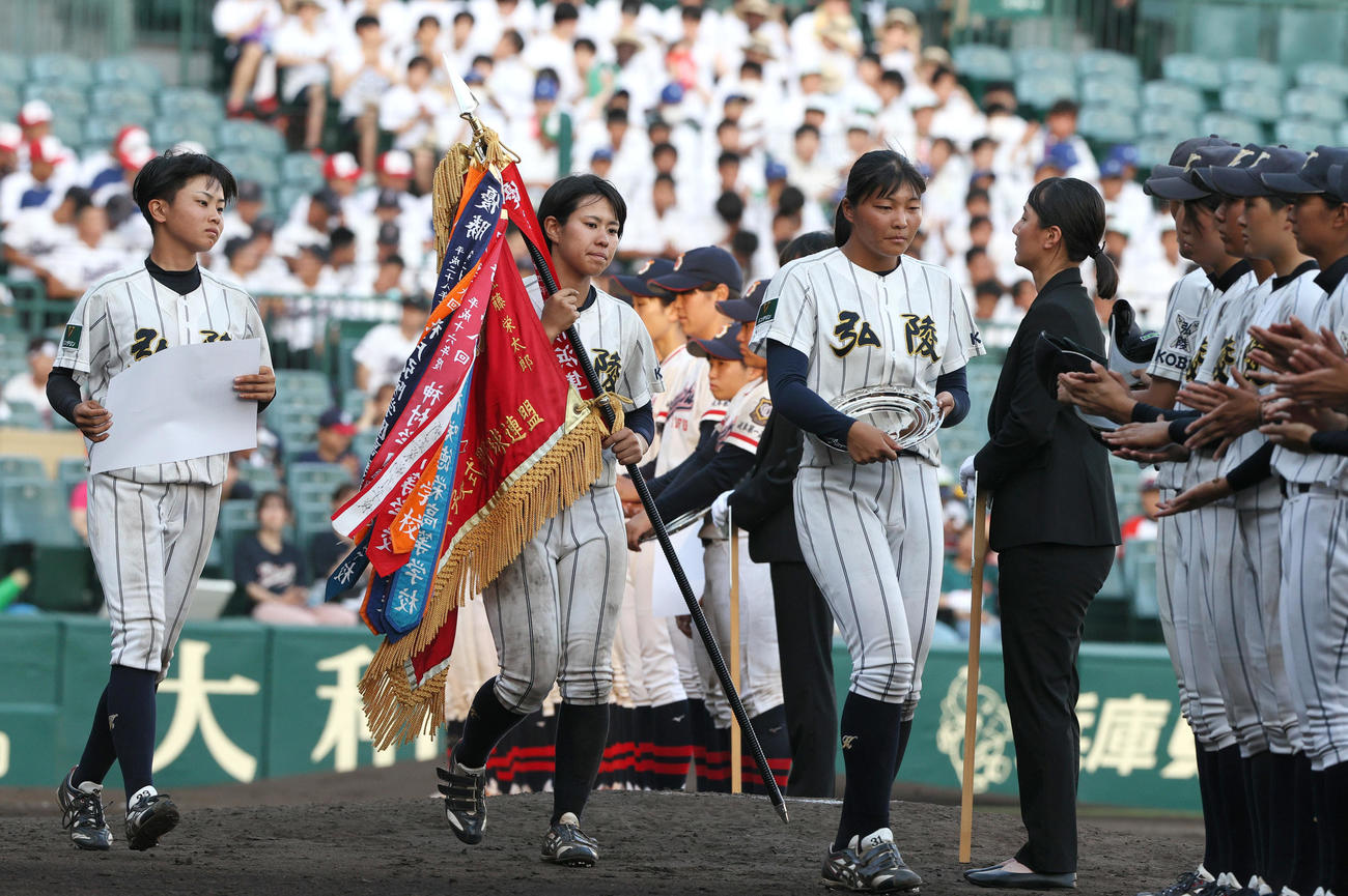 神戸弘陵対岐阜第一　優勝旗を手にする神戸弘陵の三村主将（左から2人目）（撮影・上山淳一）