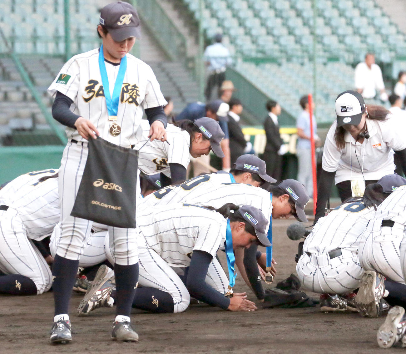 神戸弘陵対岐阜第一　試合を終え、甲子園球場の砂を集める神戸弘陵の選手たち（撮影・上山淳一）