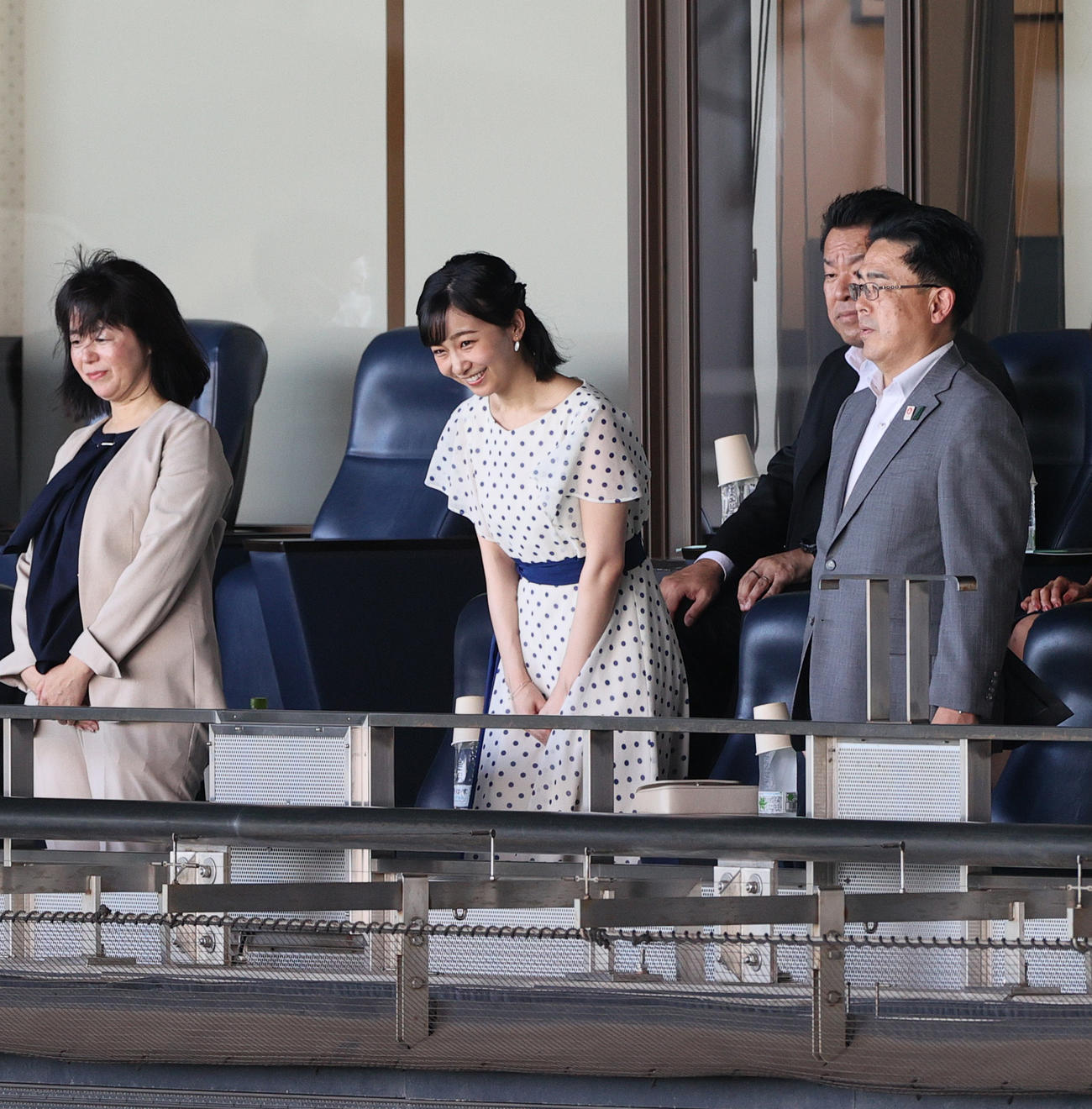 第27回全国高等学校女子硬式野球選手権大会・決勝　神戸弘陵対岐阜一　観戦に訪れ、あいさつする秋篠宮家の次女佳子さま（撮影・上山淳一）