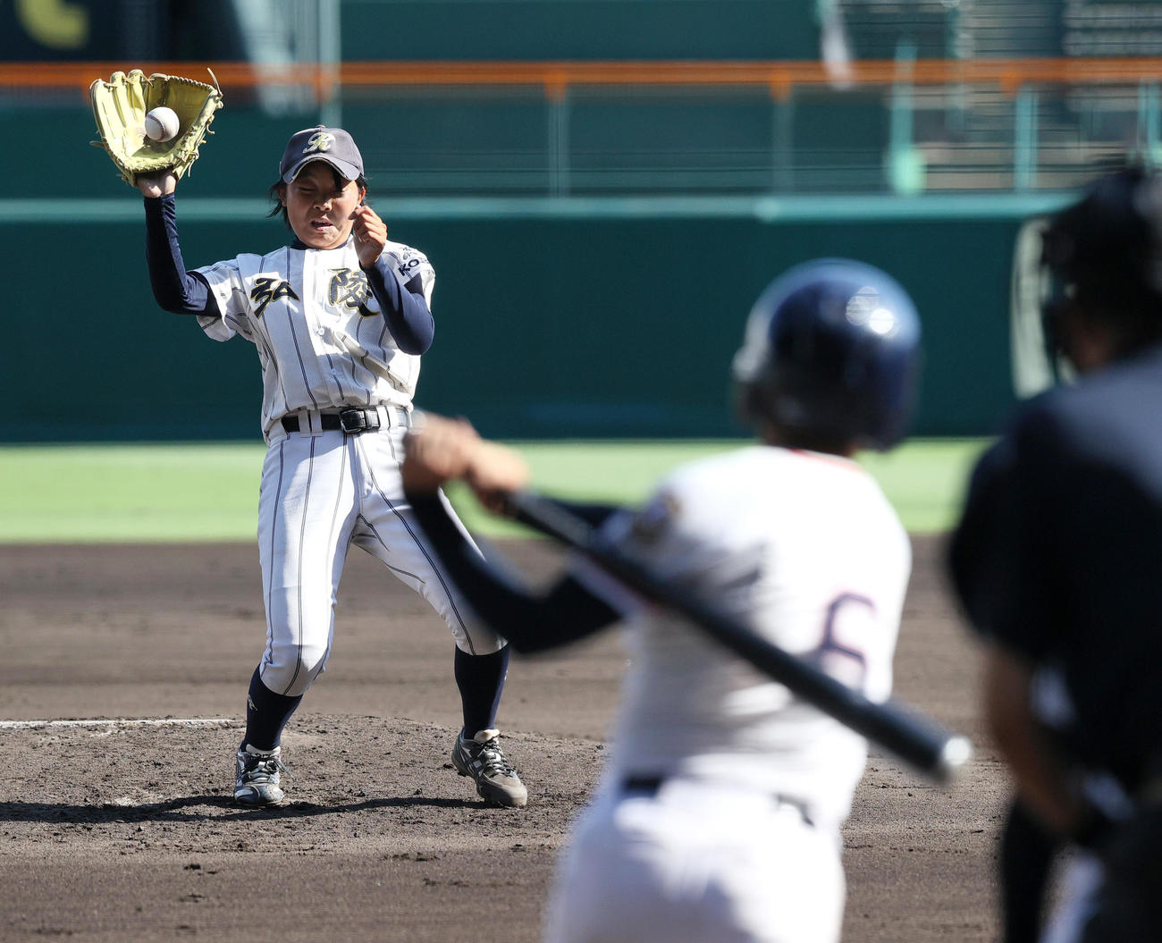第27回全国高等学校女子硬式野球選手権大会・決勝　神戸弘陵対岐阜一　1回裏岐阜一1死、神戸弘陵先発の樫谷は白坂の打球に反応し見事にキャッチする（撮影・上山淳一）