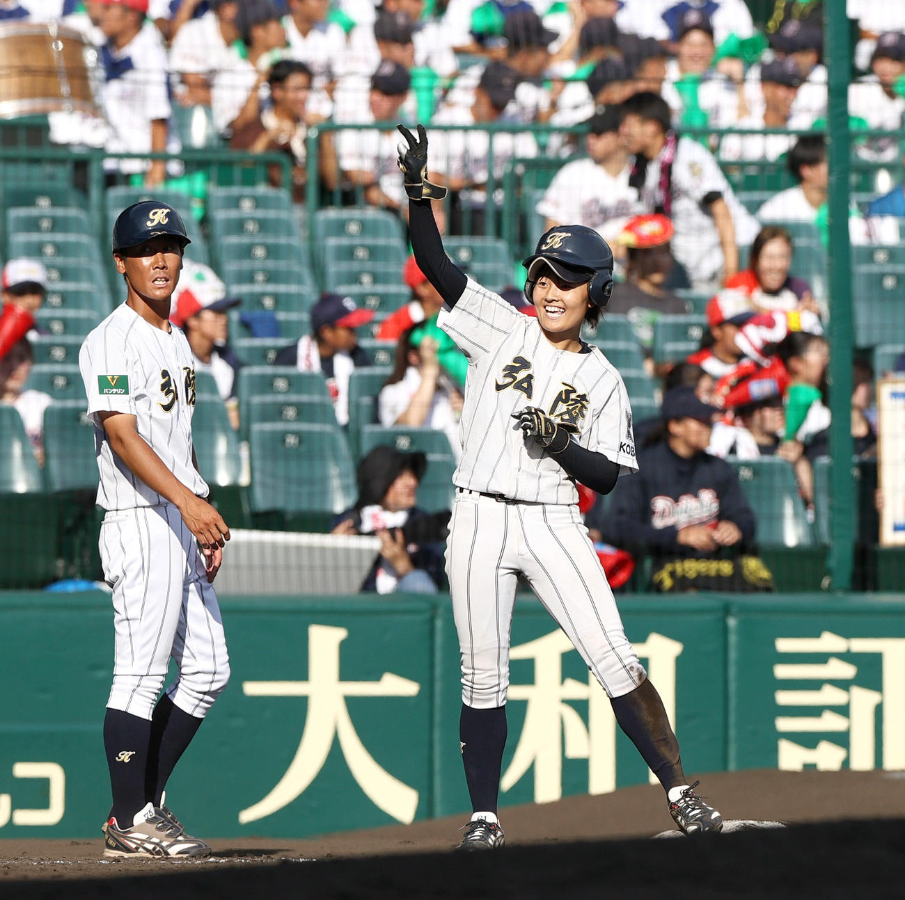 神戸弘陵対岐阜一　4回表神戸弘陵2死満塁、飯嶋（右）は走者一掃の右適時3点三塁打を放ち喜ぶ（撮影・上山淳一）