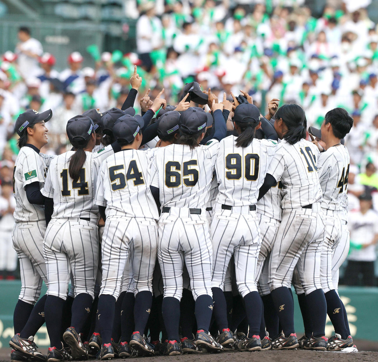 神戸弘陵対岐阜第一　岐阜第一に勝利し、優勝を決めた神戸弘陵ナインは歓喜の輪を作る（撮影・上山淳一）