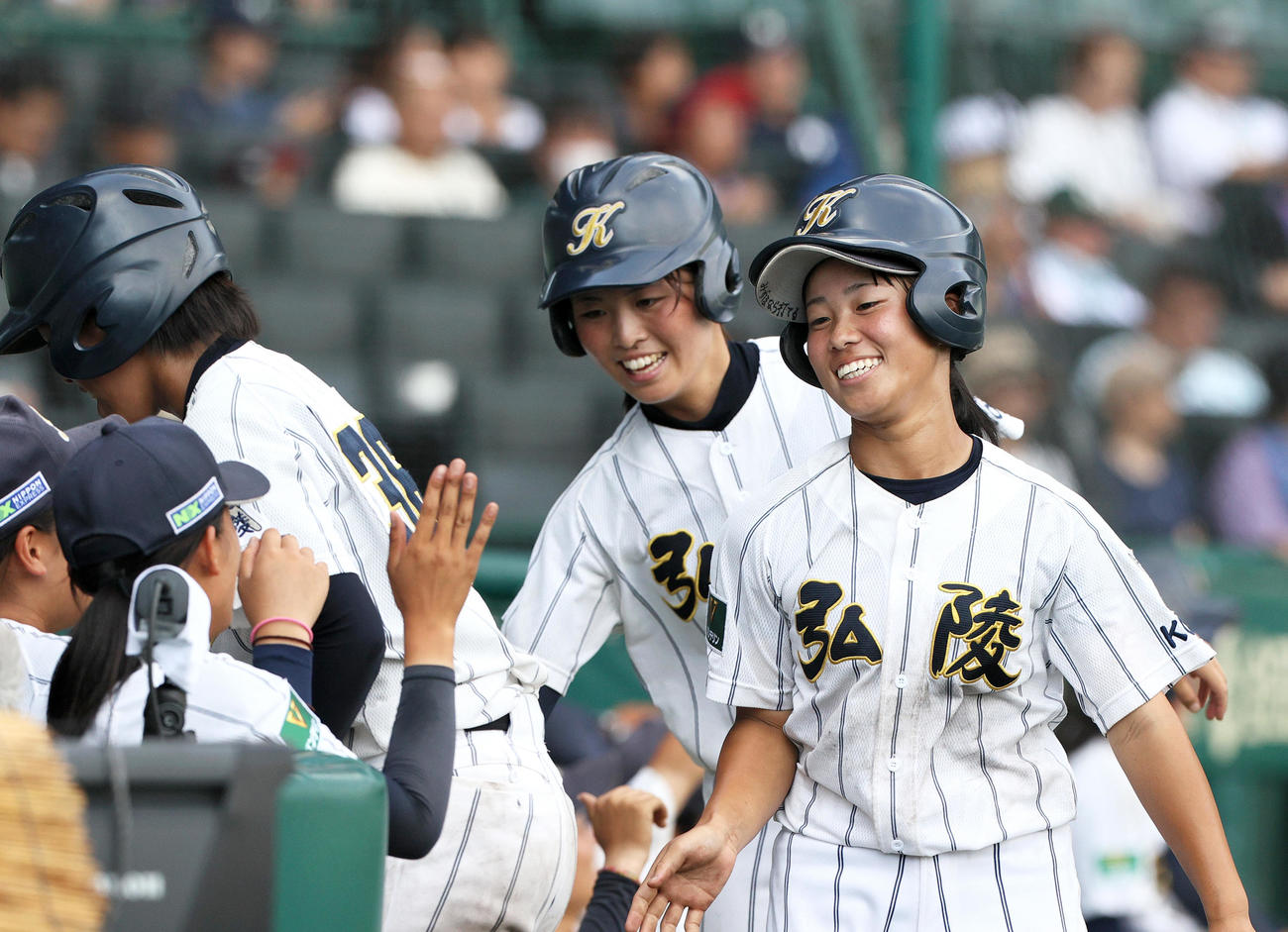 神戸弘陵対岐阜一　4回表神戸弘陵2死満塁、飯嶋の右適時3点三塁打で喜ぶ神戸弘陵ナイン（撮影・上山淳一）