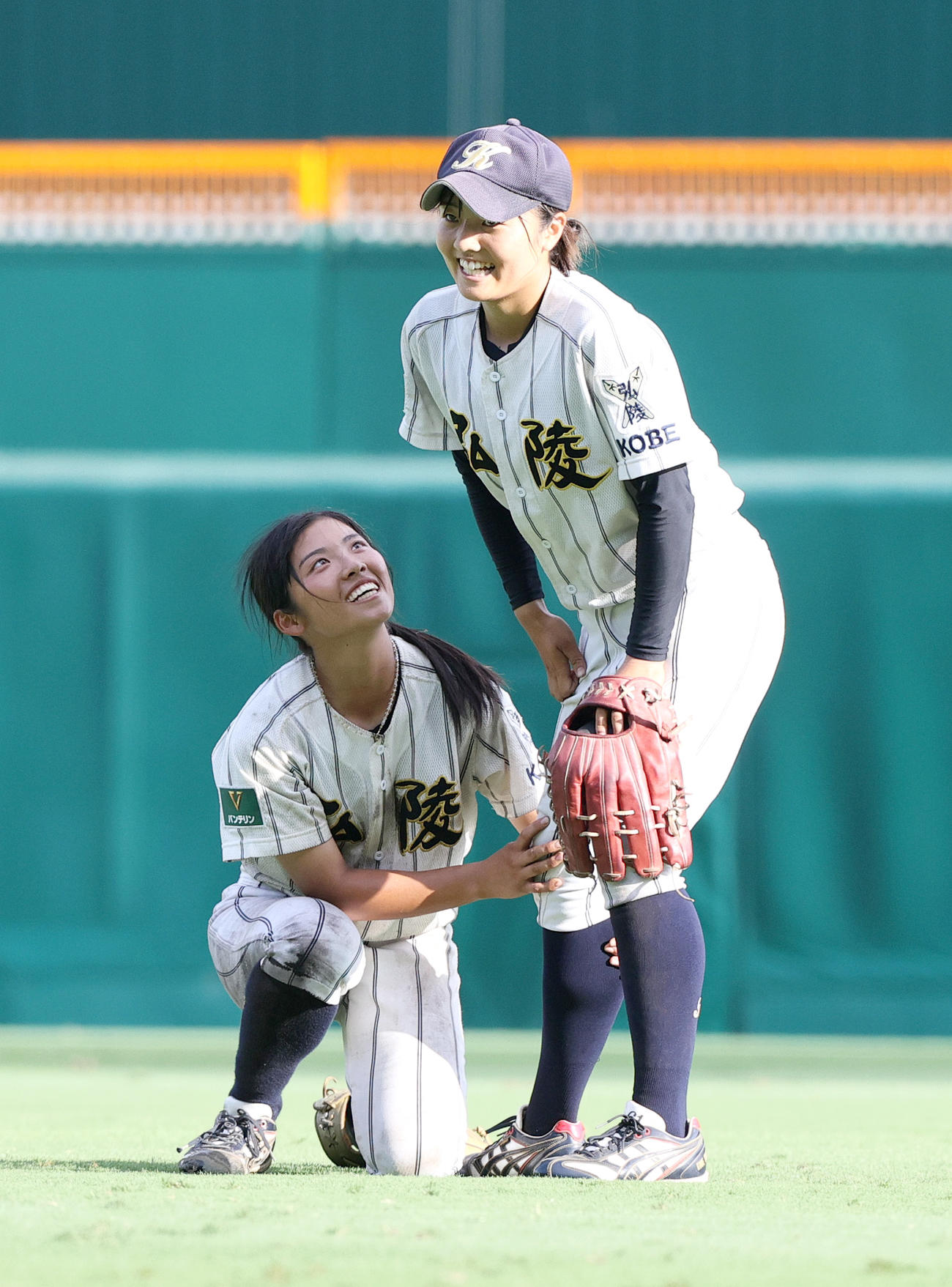 神戸弘陵対岐阜一　5回裏岐阜一2死一塁、右翼手飯嶋（右）は足がつり交代となる（撮影・上山淳一）