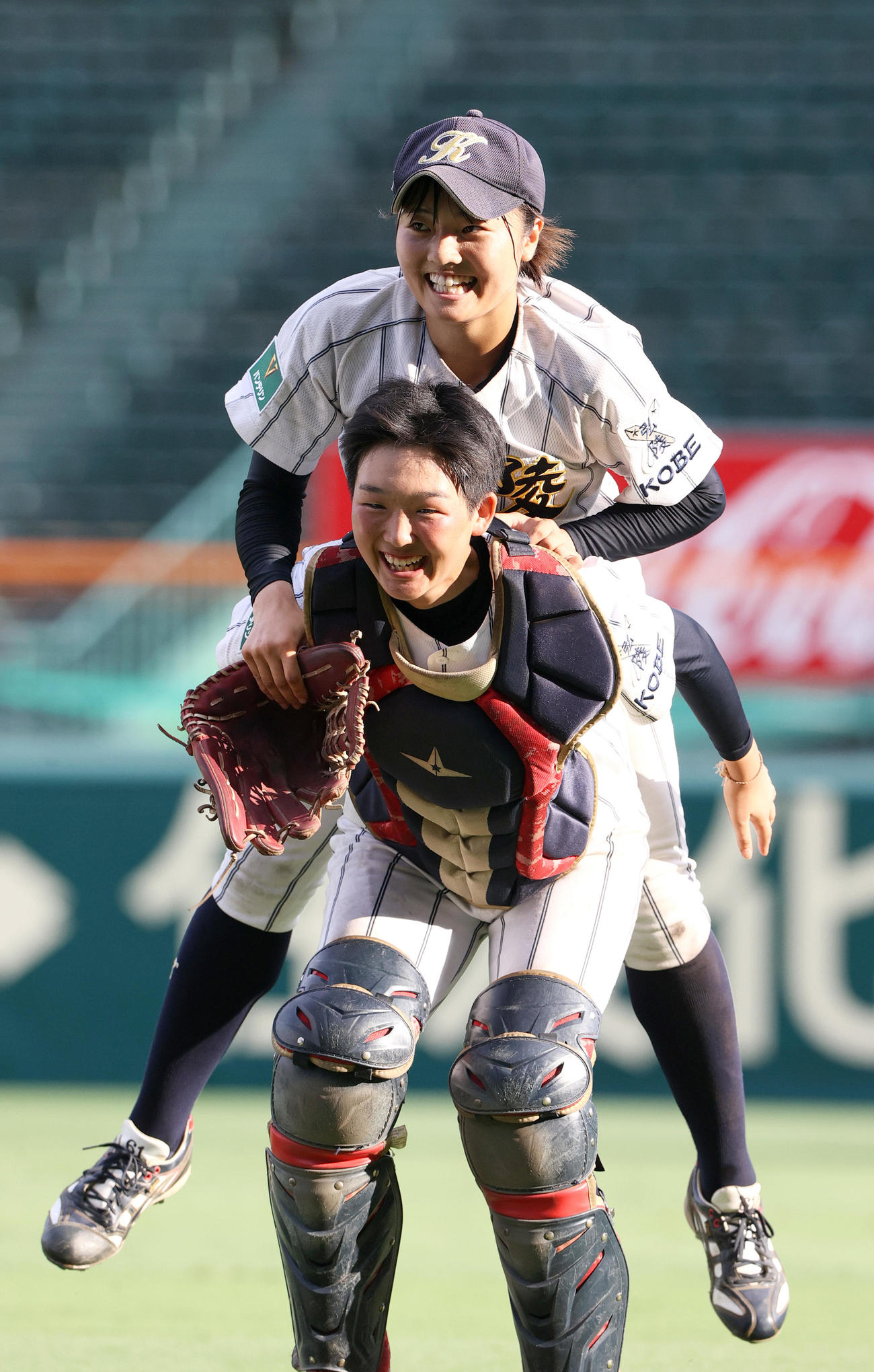 神戸弘陵対岐阜第一　5回裏岐阜第一2死一塁、足をつった飯嶋（上）はチームメートに背負われてベンチに下がる（撮影・上山淳一）