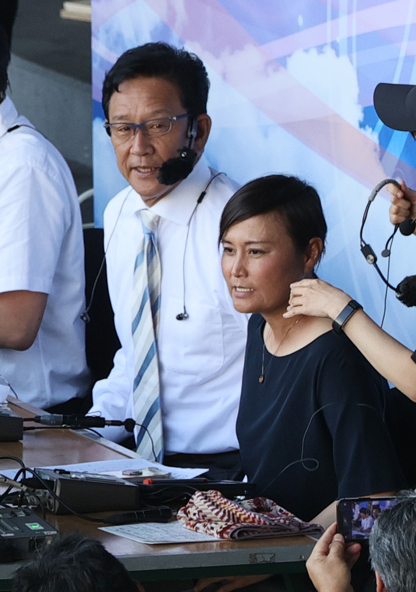 神戸弘陵対岐阜第一　前侍ジャパン監督の栗山氏（左）と侍ジャパン女子代表監督の中島氏（撮影・上山淳一）