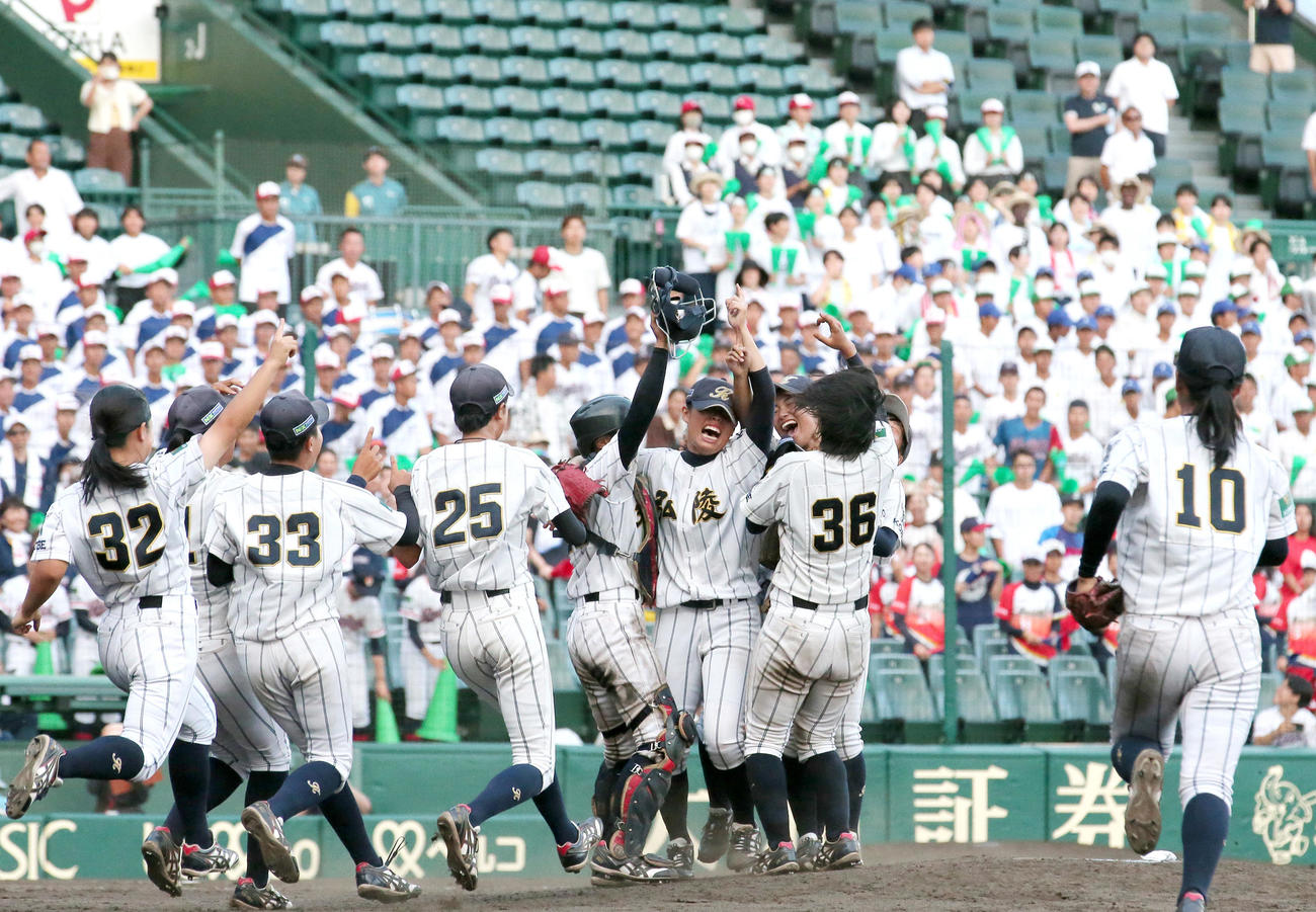 神戸弘陵対岐阜一　岐阜一に勝利し、優勝を決めた神戸弘陵ナインは歓喜の輪を作る（撮影・上山淳一）