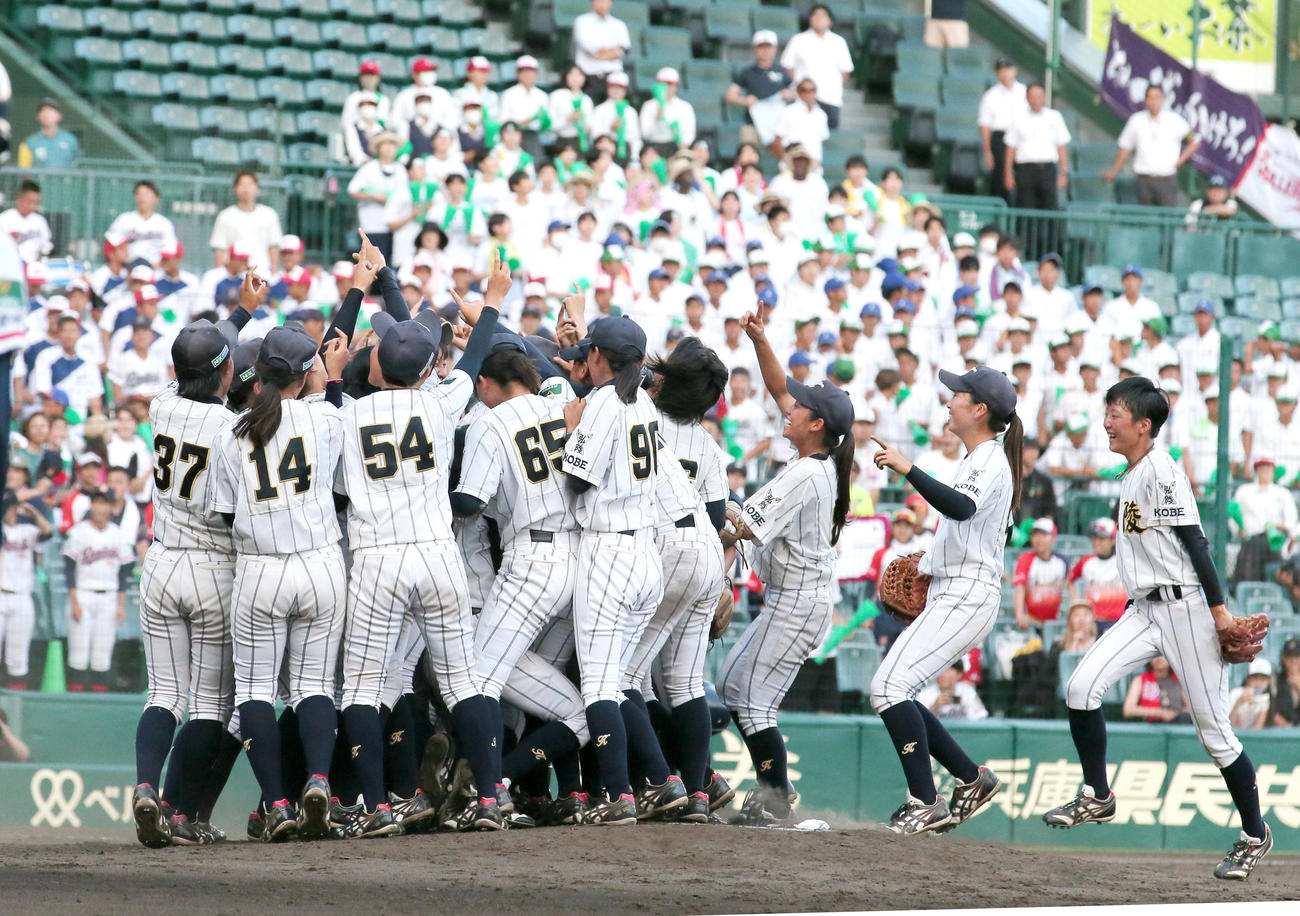 神戸弘陵対岐阜一　岐阜一に勝利し、優勝を決めた神戸弘陵ナインは歓喜の輪を作る（撮影・上山淳一）