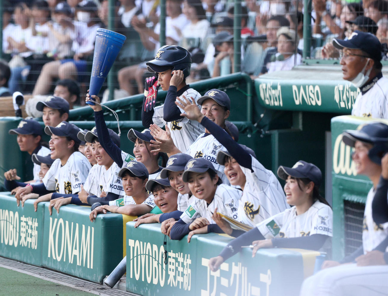 神戸弘陵対岐阜一　1回表、先制点を挙げ盛り上がる神戸弘陵ナイン（撮影・上山淳一）