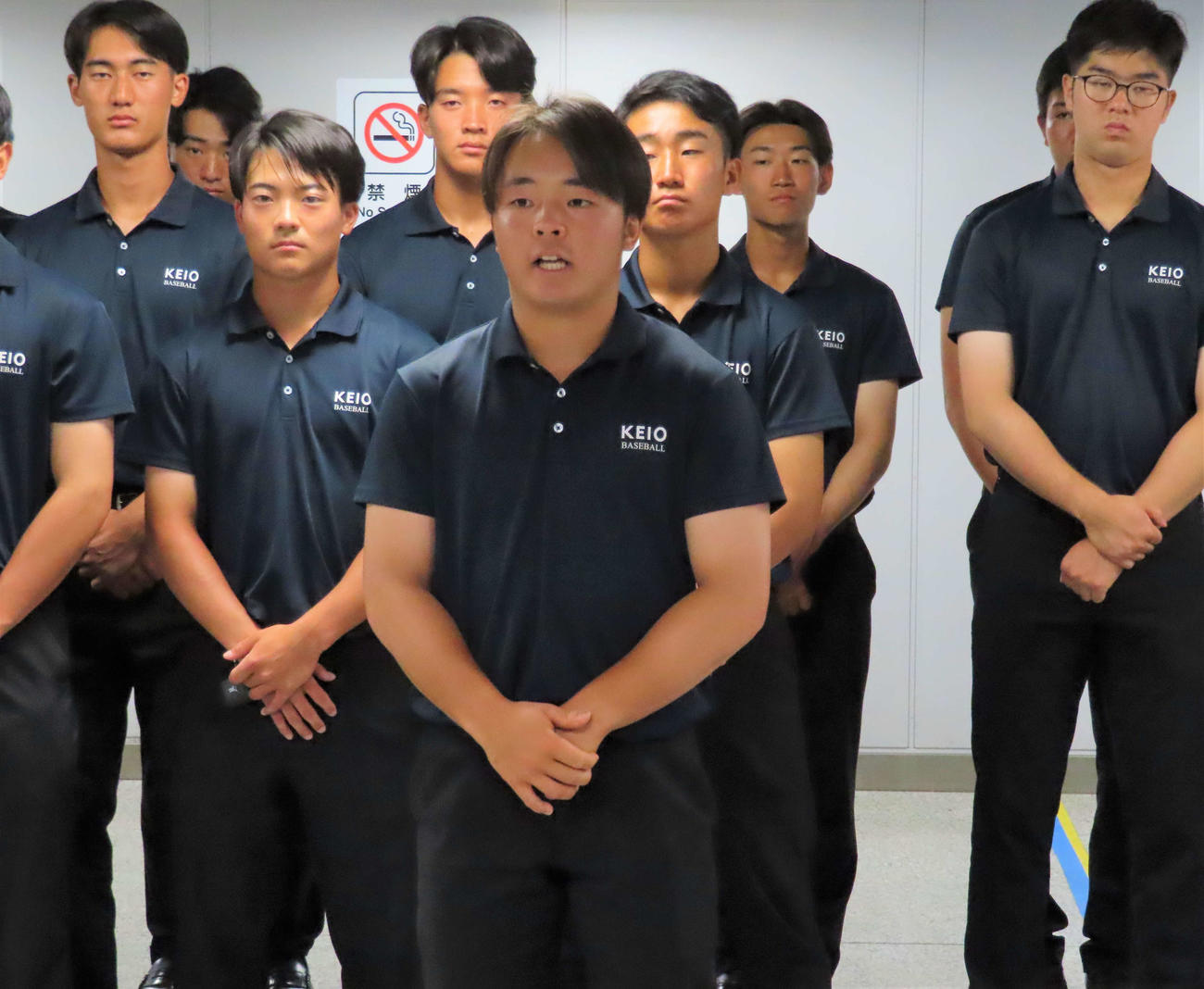 甲子園壮行会であいさつをする大村昊澄主将（撮影・黒須亮）