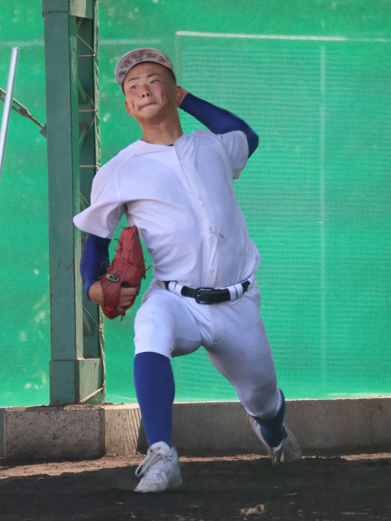 ブルペンで投球練習をする履正社・福田幸之介投手（撮影・村松万里子）
