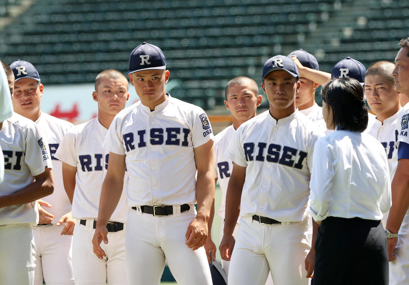 甲子園球場を見学する履正社の福田（左から3人目）らナイン（撮影・上山淳一）