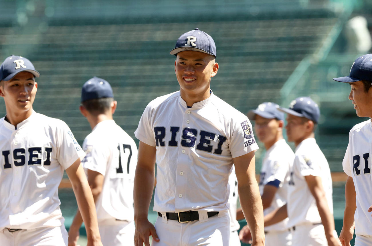 甲子園球場見学で履正社の福田（手前）は笑顔を見せる（撮影・上山淳一）