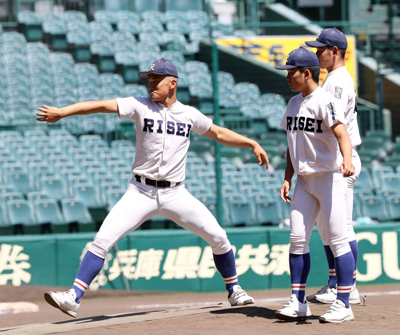 甲子園球場見学でマウンドを確かめる、左から履正社の福田、増田、高木（撮影・上山淳一）
