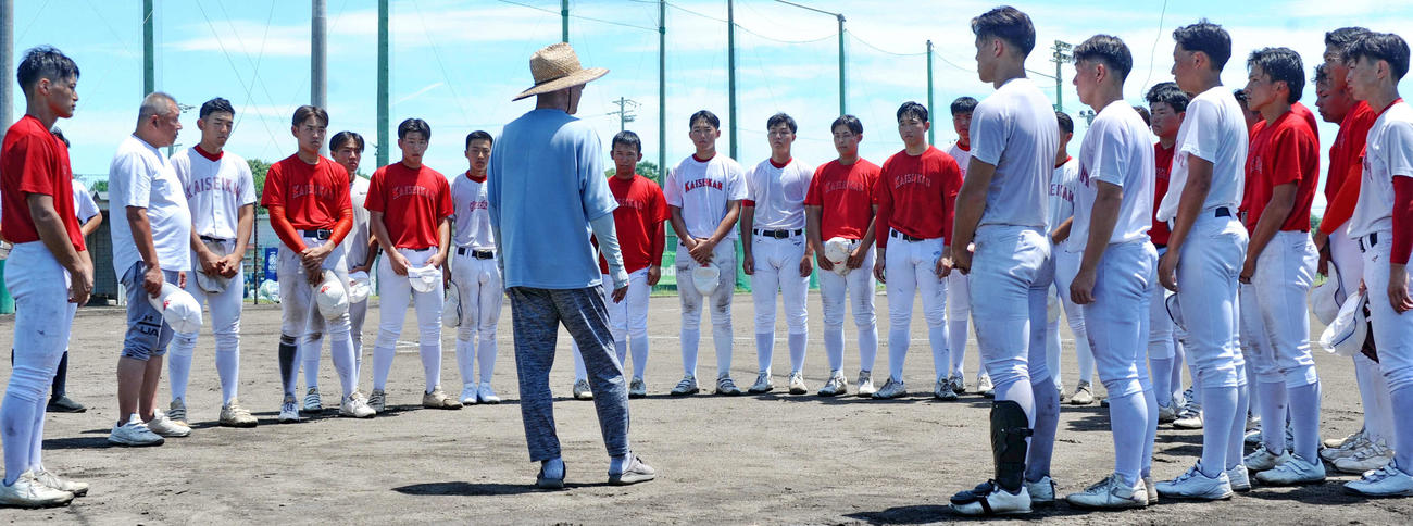 佐野監督（中央）の話に表情を引き締める浜松開誠館ナイン　　　
