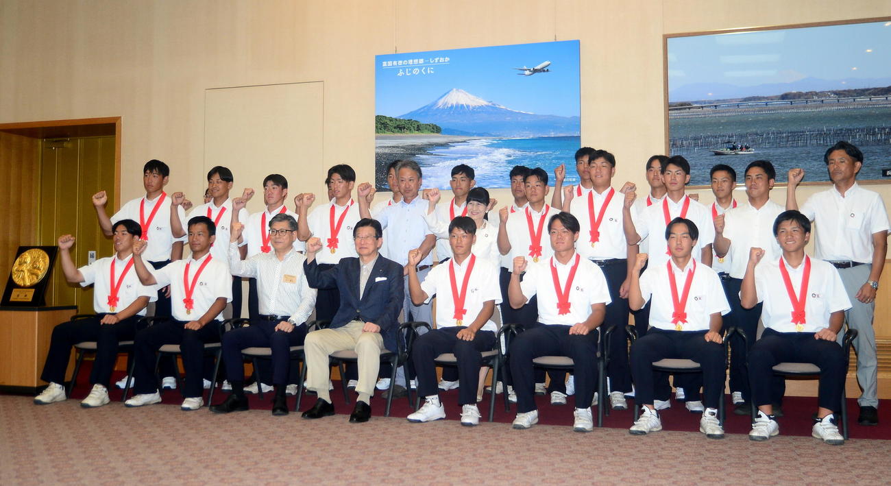 川勝知事（前列左から4人目）と記念撮影に納まる浜松開誠館の選手ら