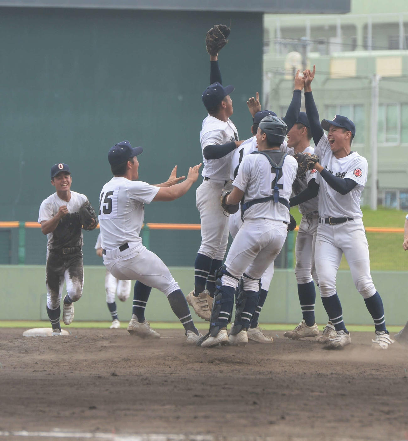 7月16日、沖縄大会優勝を決め、歓喜する沖縄尚学ナイン
