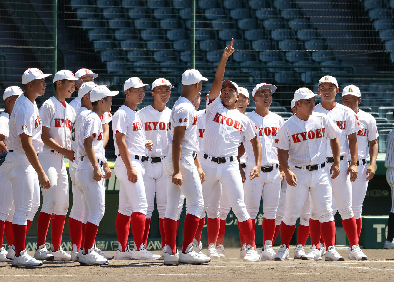 甲子園球場を見学する共栄学園の選手たち（撮影・上山淳一）