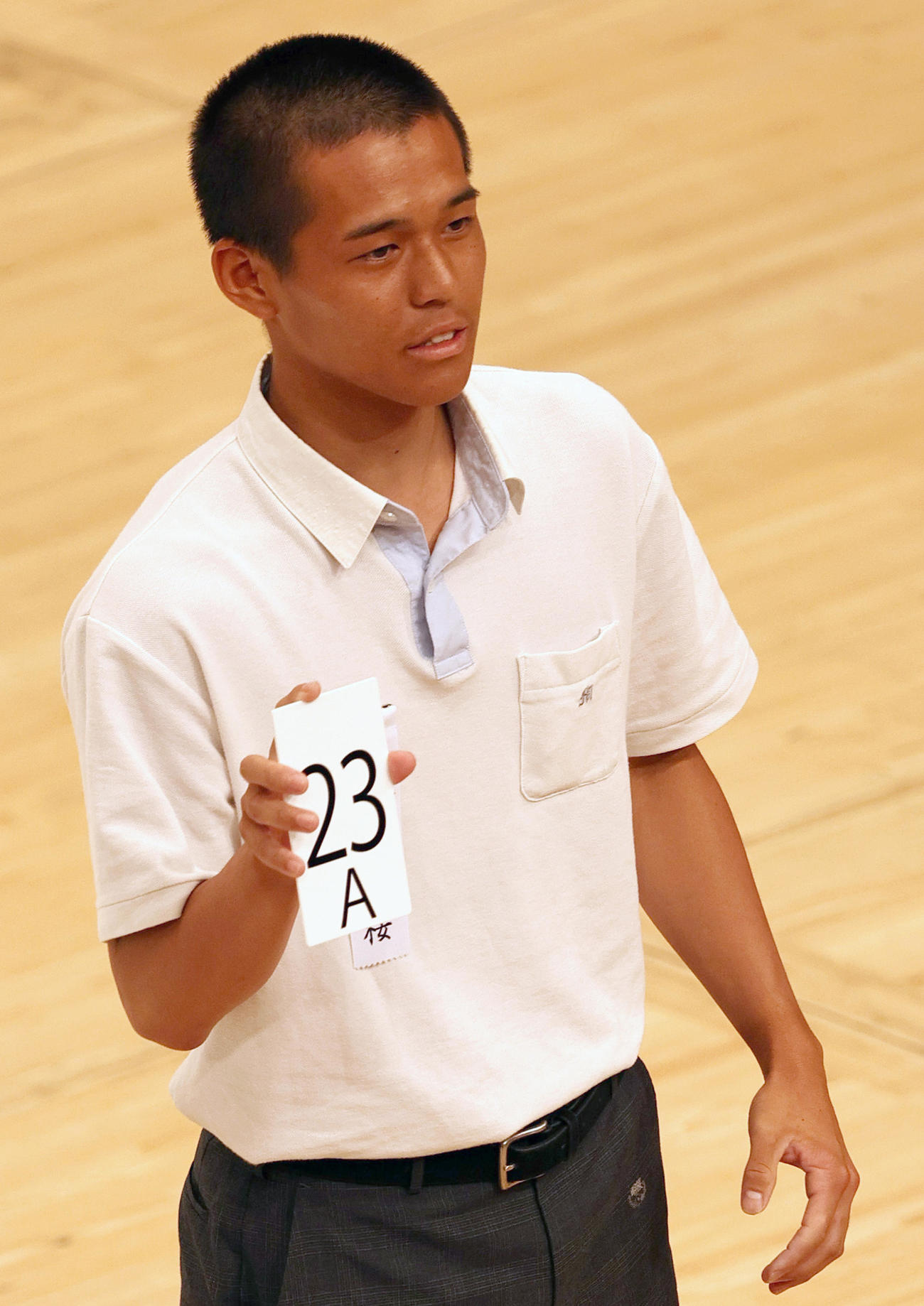 組み合わせ抽選で番号を発表するノースアジア大明桜の猪原主将（撮影・上山淳一）