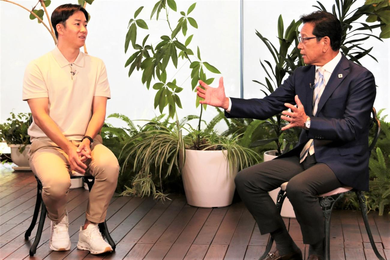 斎藤佑樹氏（左）と対談した栗山英樹氏