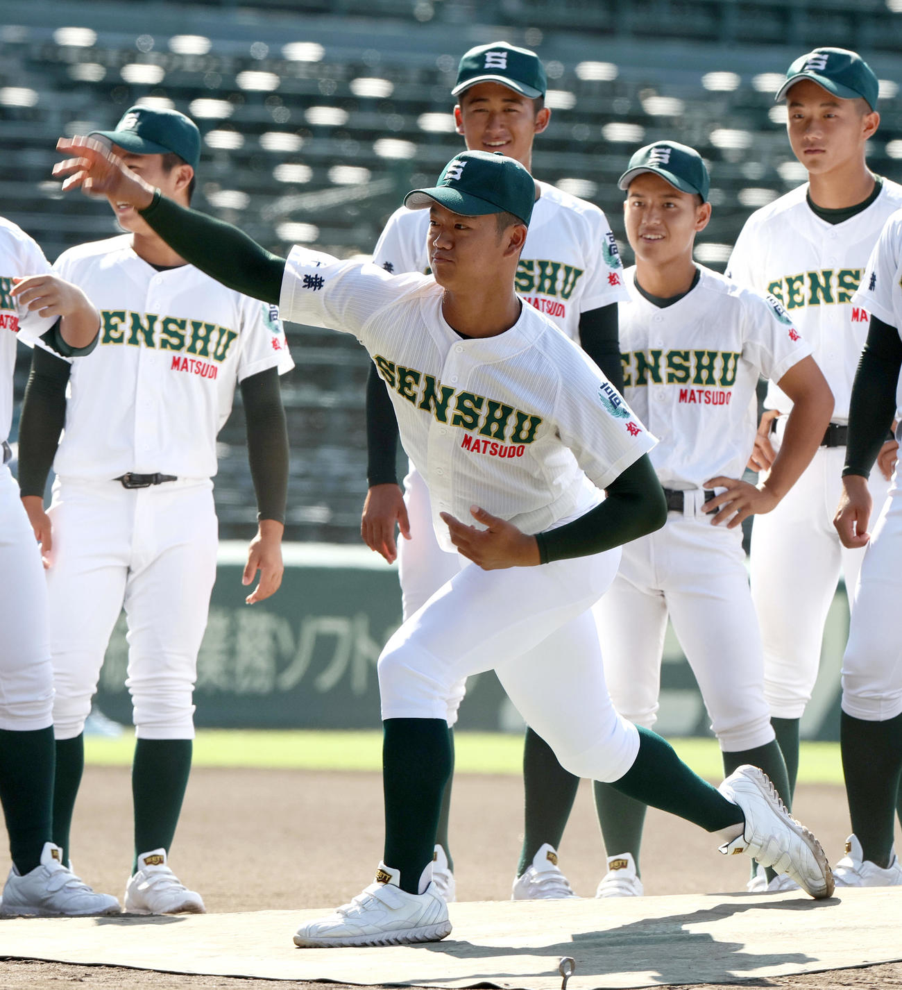 甲子園球場見学で専大松戸専大の平野（手前）はマウンドを確かめる（撮影・上山淳一）