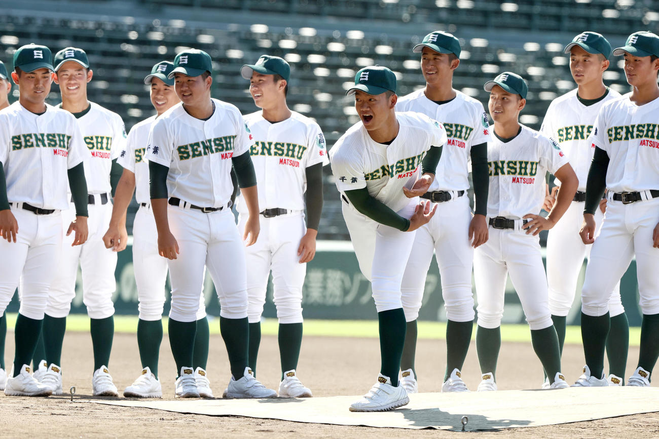 甲子園球場見学で専大松戸専大の平野（手前）はマウンドを確かめる（撮影・上山淳一）