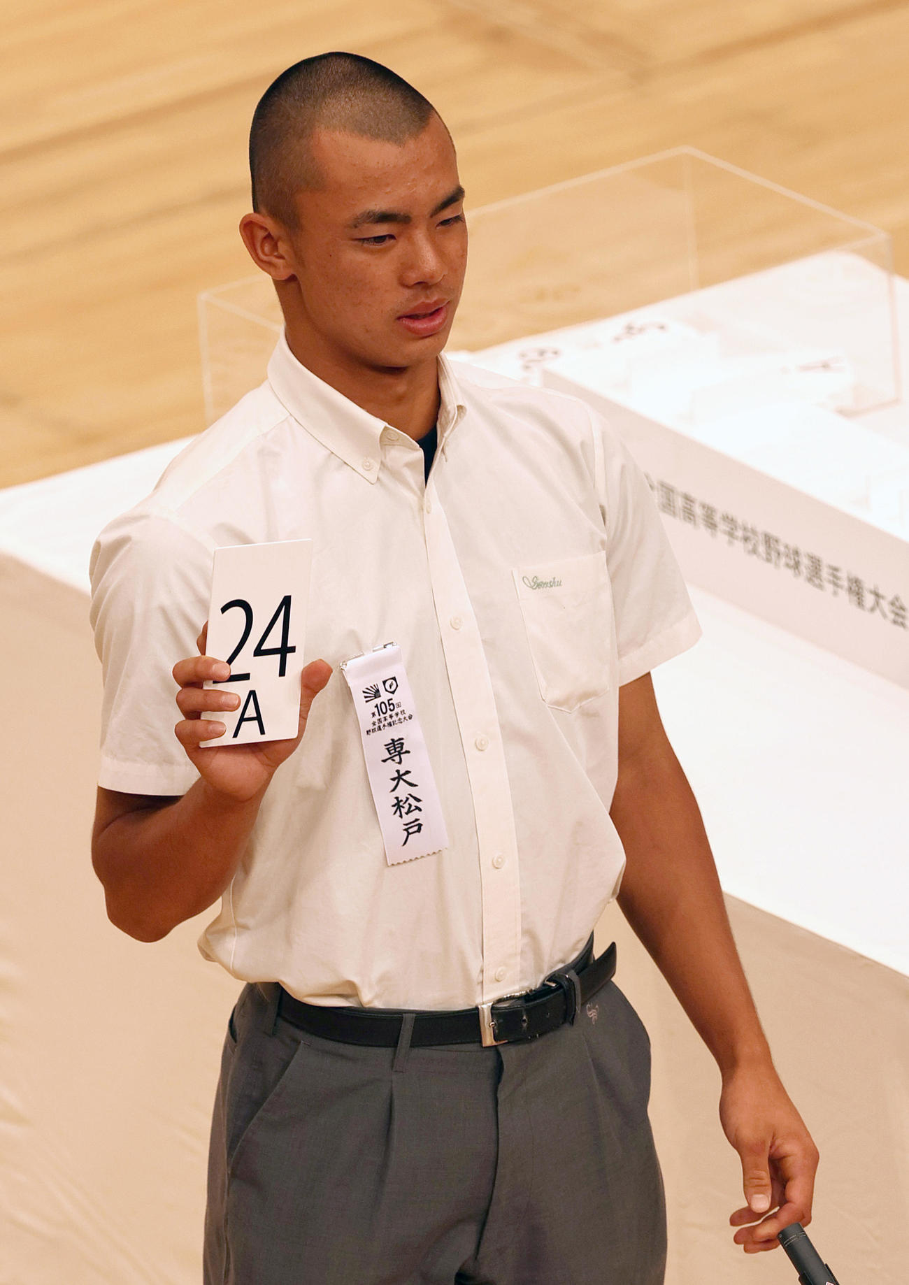 組み合わせ抽選で番号を発表する専大松戸の大森主将（撮影・上山淳一）