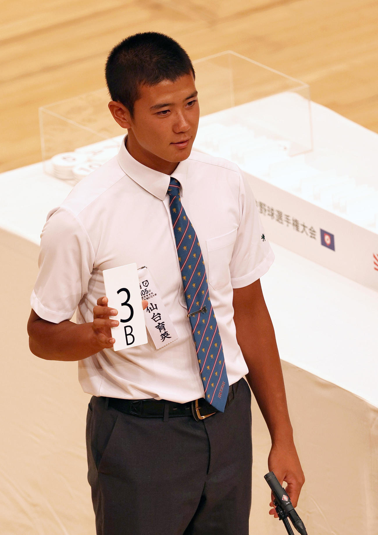 組み合わせ抽選で番号を発表する仙台育英の山田主将（撮影・上山淳一）