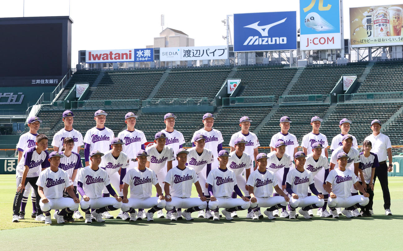 甲子園球場見学で記念撮影する愛工大名電の選手たち（撮影・上山淳一）