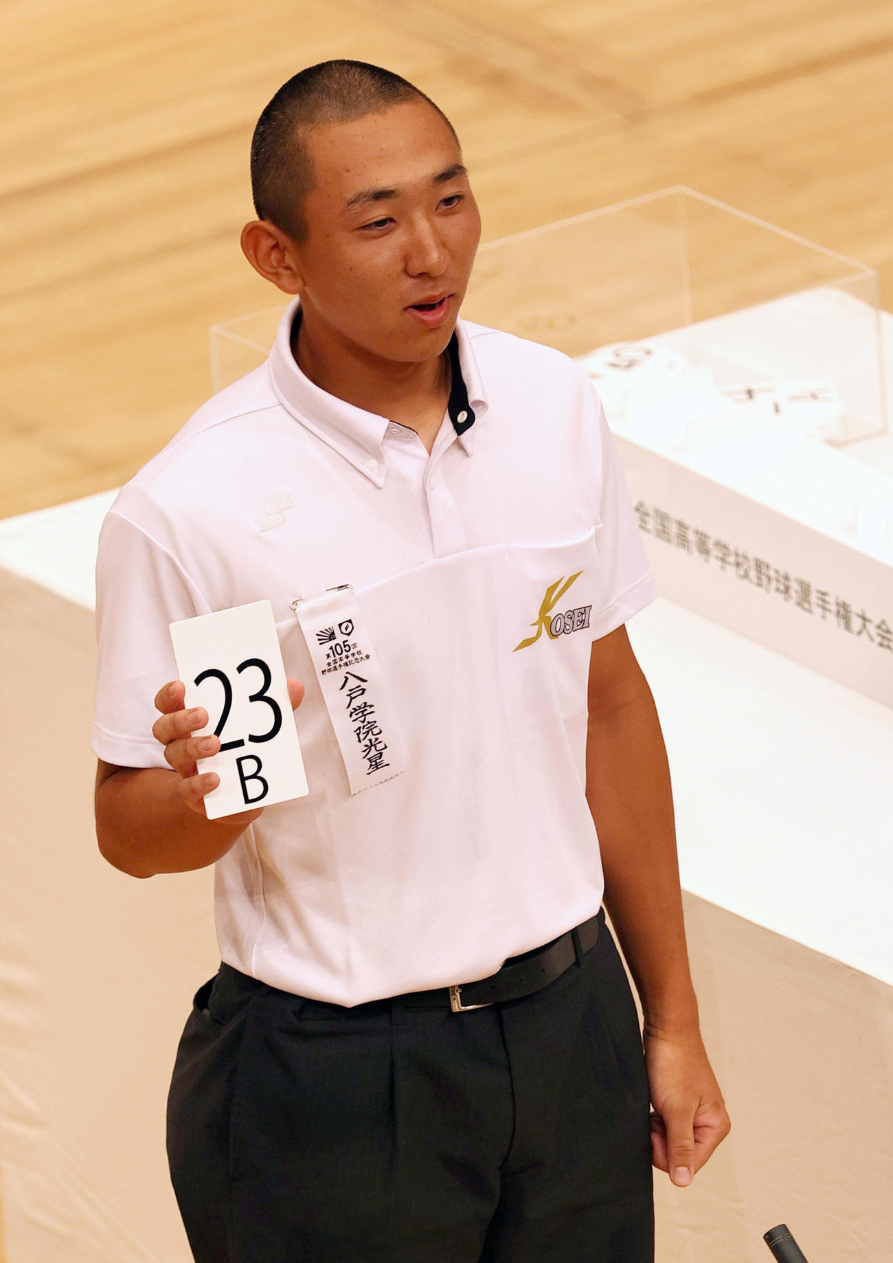組み合わせ抽選で番号を発表する八戸学院光星の中沢主将（撮影・上山淳一）