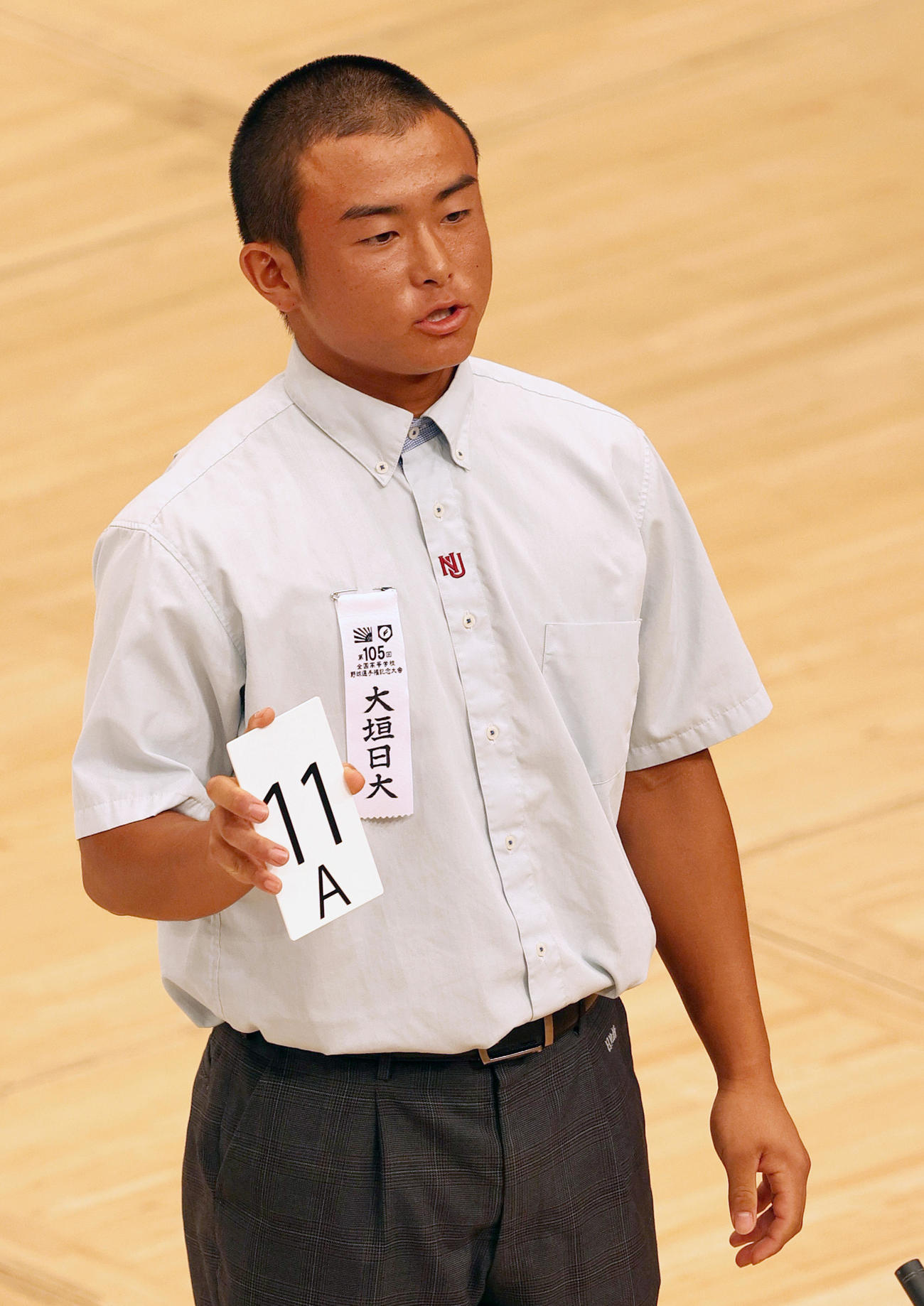 組み合わせ抽選で番号を発表する大垣日大の日比野主将（撮影・上山淳一）