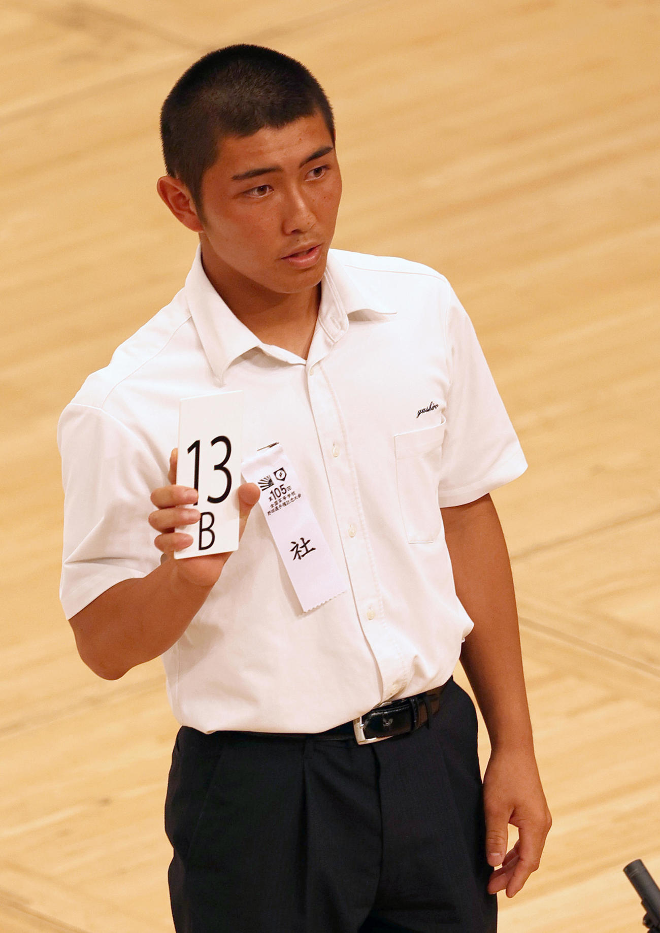 組み合わせ抽選で番号を発表する社の隈主将（撮影・上山淳一）