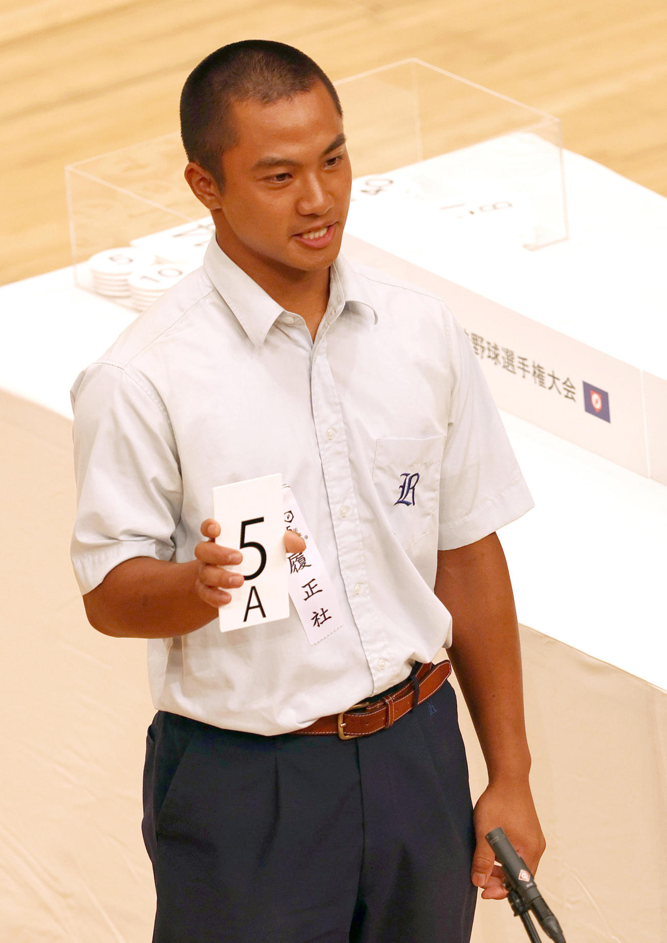 組み合わせ抽選で番号を発表する履正社の森沢主将（撮影・上山淳一）