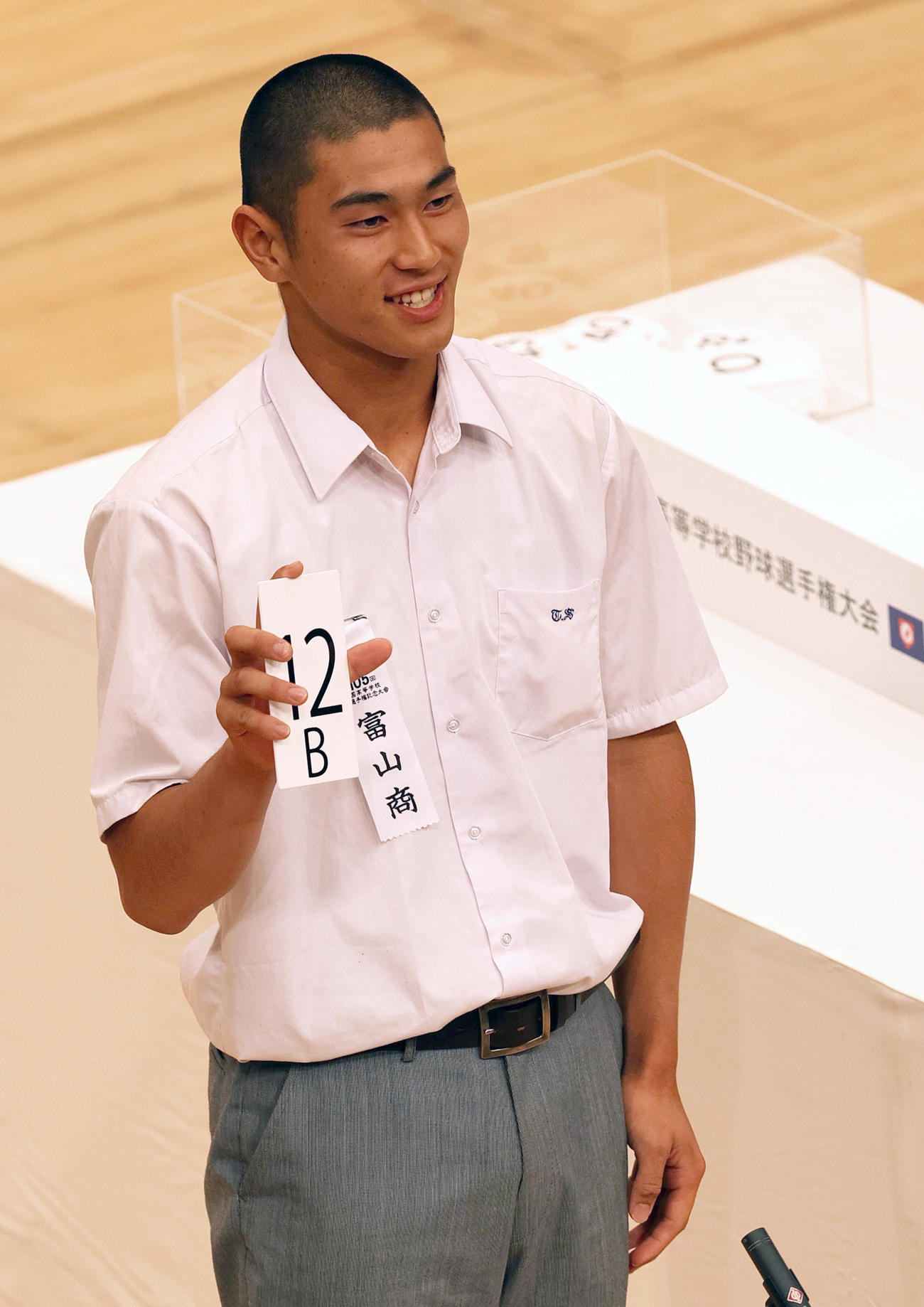 組み合わせ抽選で番号を発表する富山商の上田主将（撮影・上山淳一）