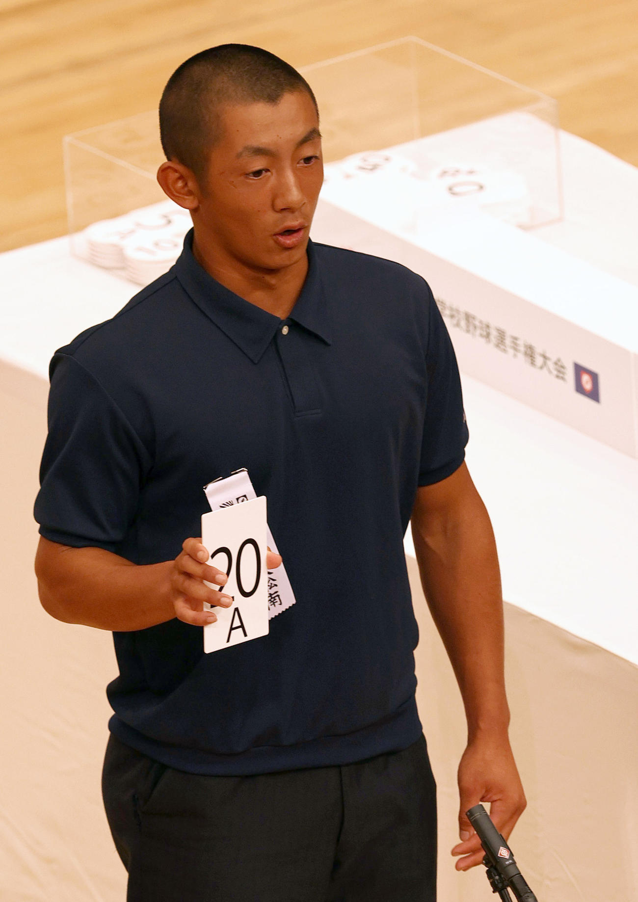 組み合わせ抽選で番号を発表する立正大淞南の日野主将（撮影・上山淳一）