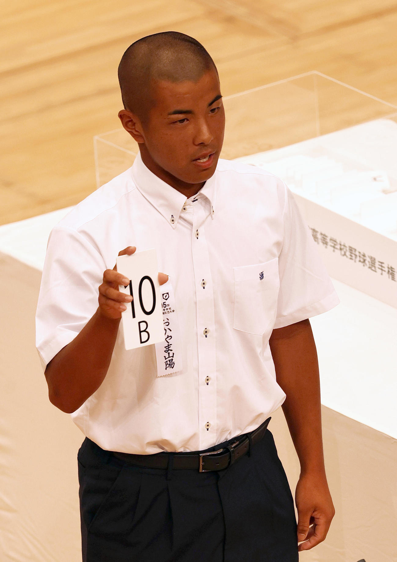 組み合わせ抽選で番号を発表するおかやま山陽の渡辺主将（撮影・上山淳一）