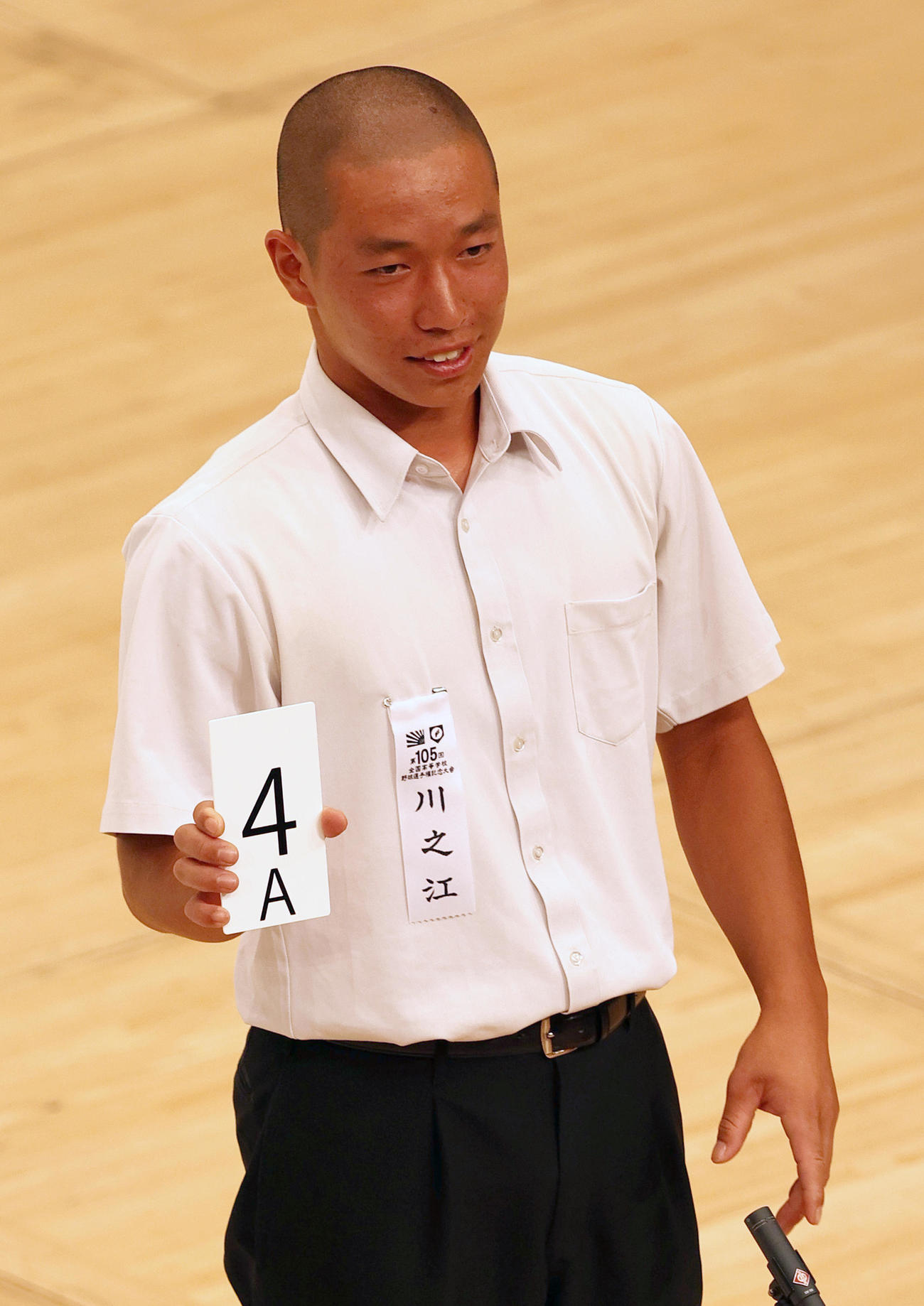 組み合わせ抽選で番号を発表する川之江の鈴木主将（撮影・上山淳一）