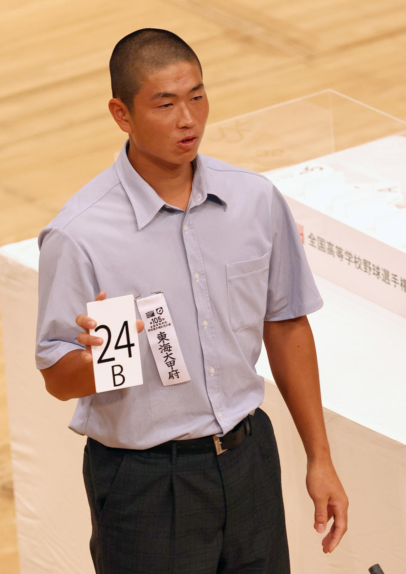 組み合わせ抽選で番号を発表する東海大甲府の兼松主将（撮影・上山淳一）