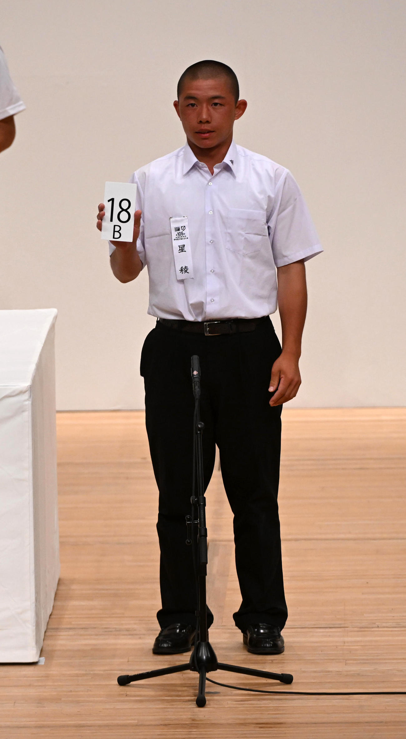第105回全国高校野球選手権の抽選を行った星稜・服部主将（撮影・前岡正明）