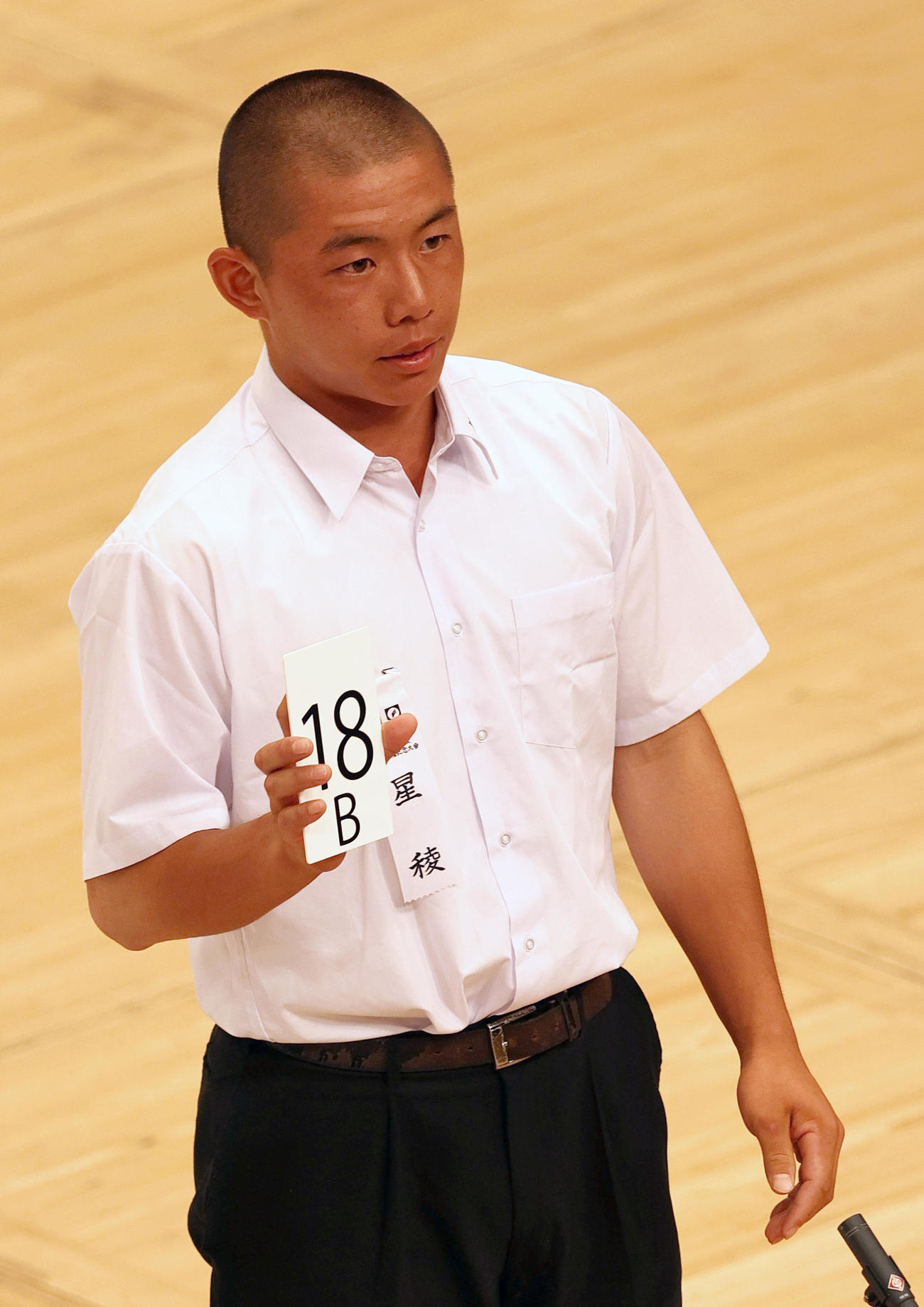 組み合わせ抽選で番号を発表する星稜の服部主将（撮影・上山淳一）