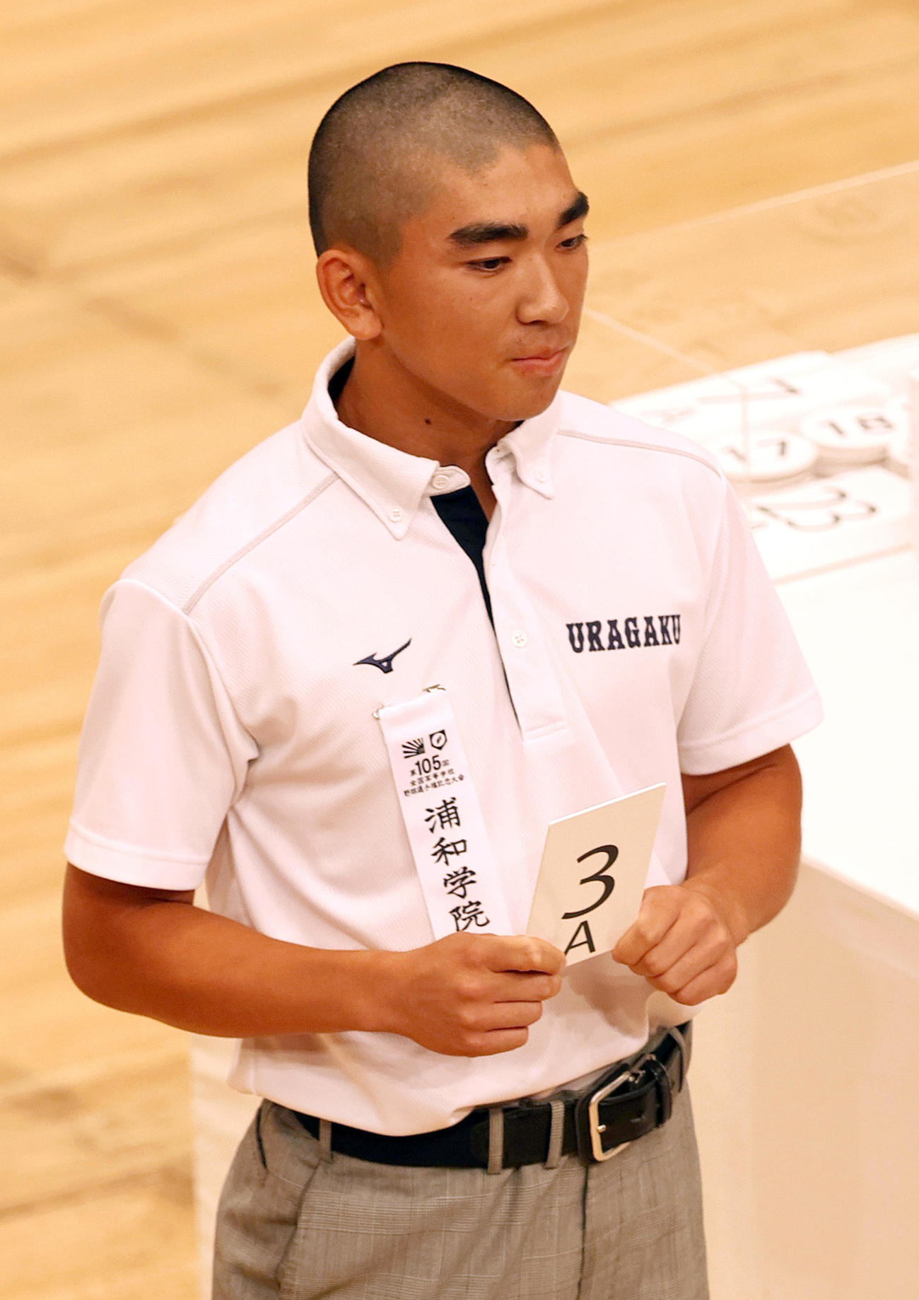 組み合わせ抽選で番号を発表する浦和学院の江口主将（撮影・上山淳一）