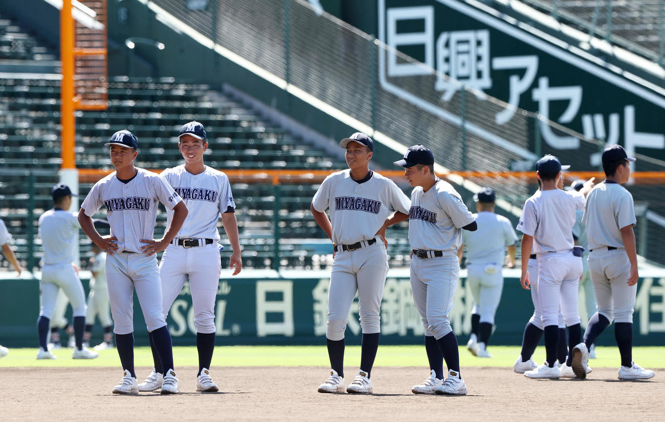 甲子園球場を見学する宮崎学園の選手たち（撮影・上山淳一）