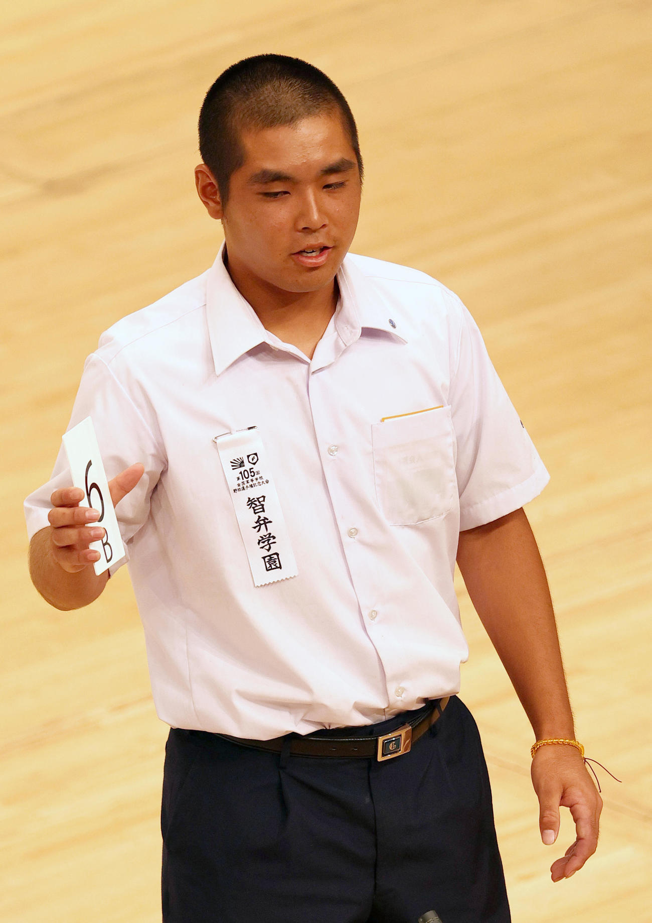 組み合わせ抽選で番号を発表する智弁学園の高良主将（撮影・上山淳一）