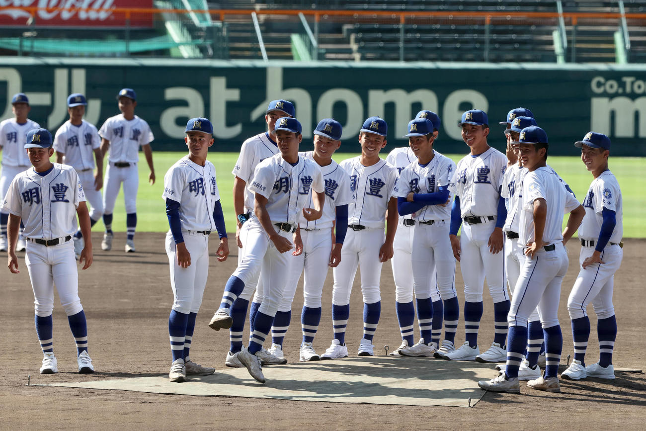 甲子園球場見学でマウンドを確かめる明豊の選手たち（撮影・上山淳一）