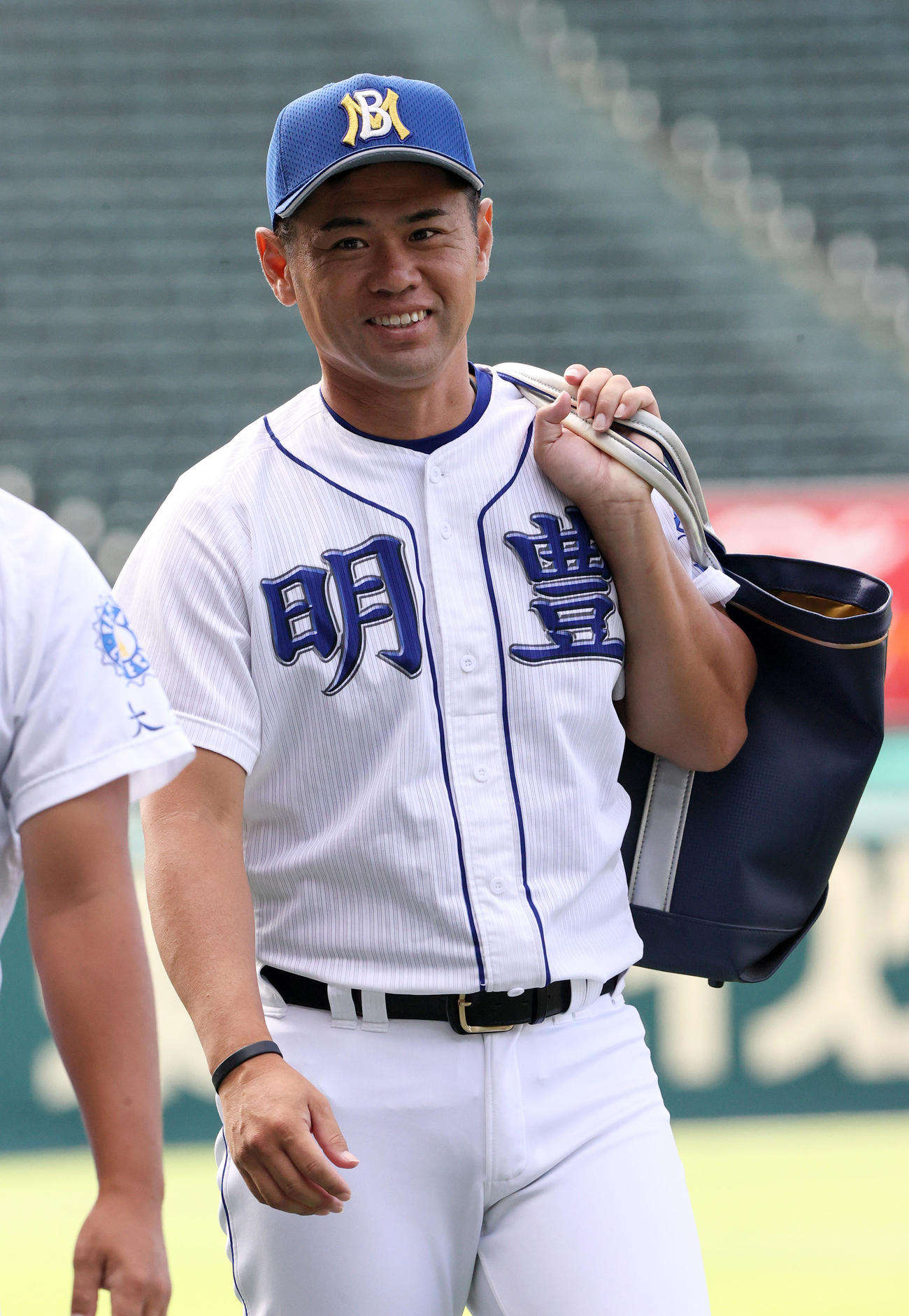 甲子園球場見学で笑顔を見せる明豊の川崎監督（撮影・上山淳一）